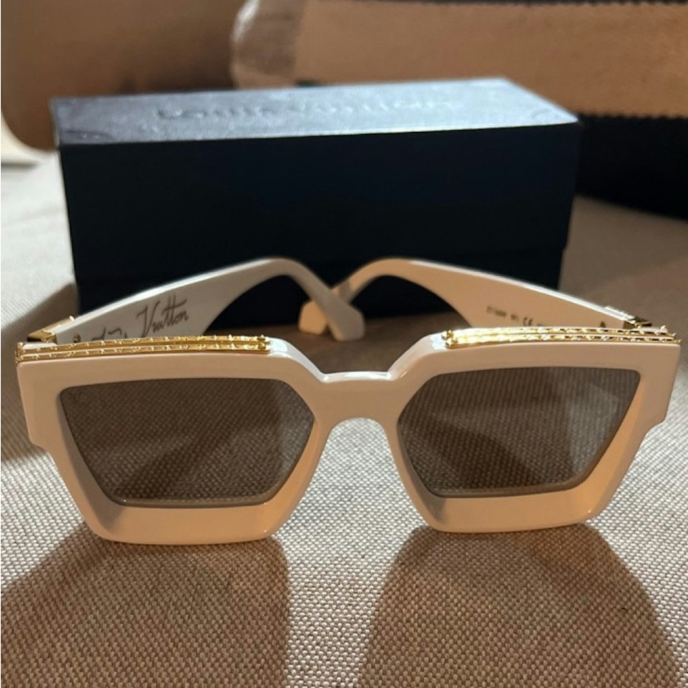 Louis Vuitton 1.1 Millionaires Sunglasses

$895.00 + tax unisex, good condition